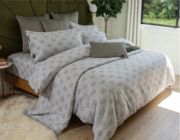 Foam King crown duvet folded with matching pillowcases